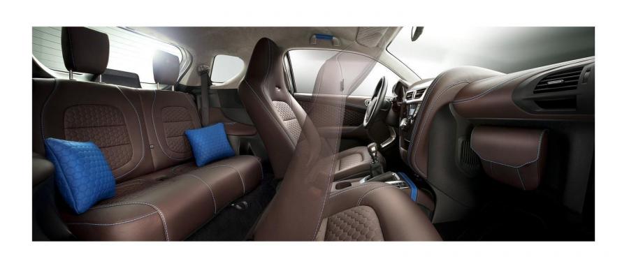 Интерьер Aston Martin Cygnet Cygnet & Colette 2011 года  (фото 6 из 29)